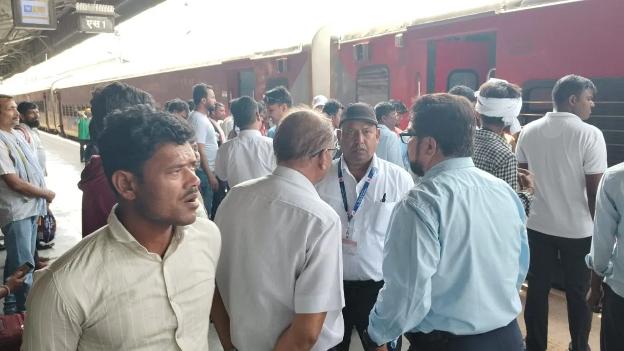 Kanpur: सेंट्रल में महानंदा एक्सप्रेस के कोच की टूटी कपलिंग, एक घंटे बेहाल रहे यात्री, जमकर किया हंगामा 