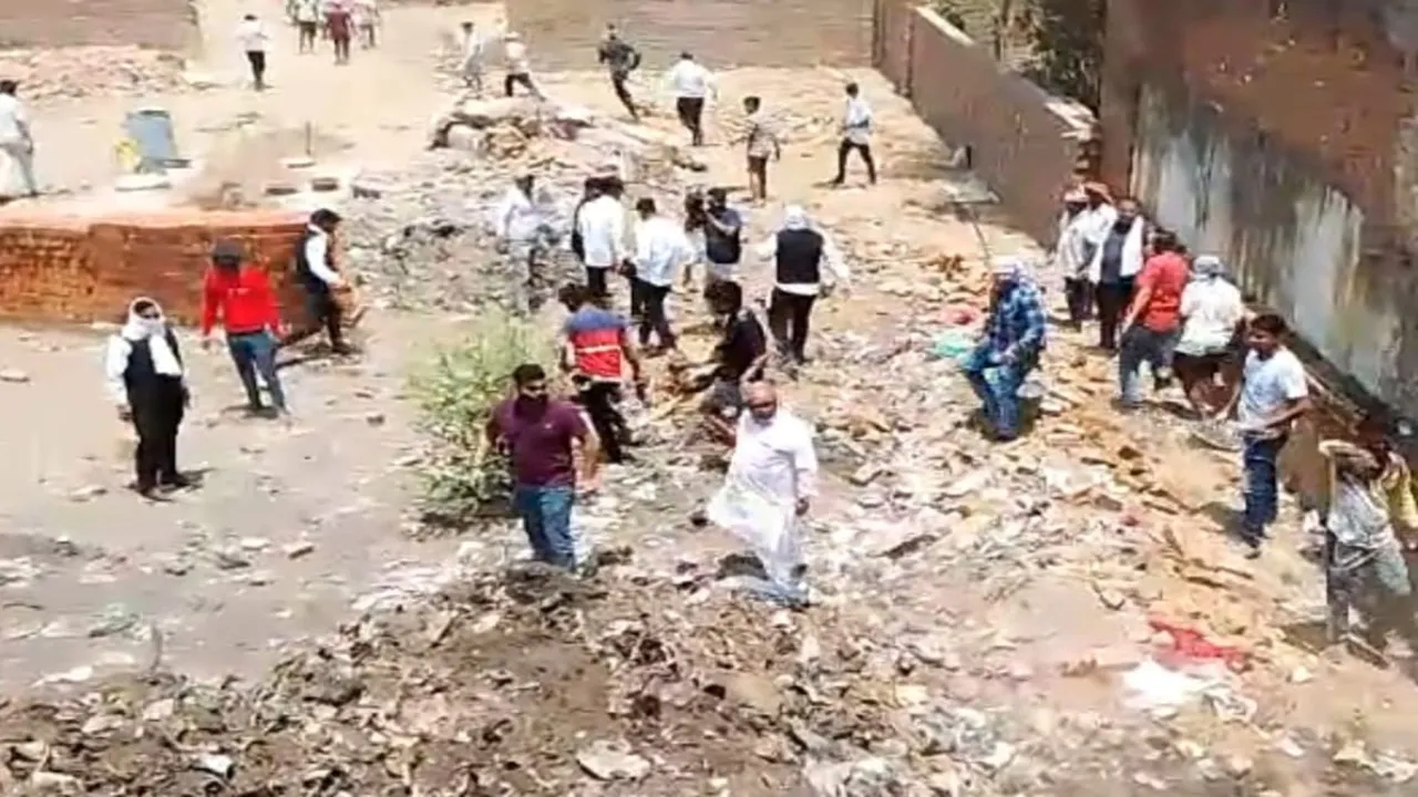 प्रयागराज : रास्ते के विवाद में मारपीट, जेसीबी पर किया पथराव, कई घायल