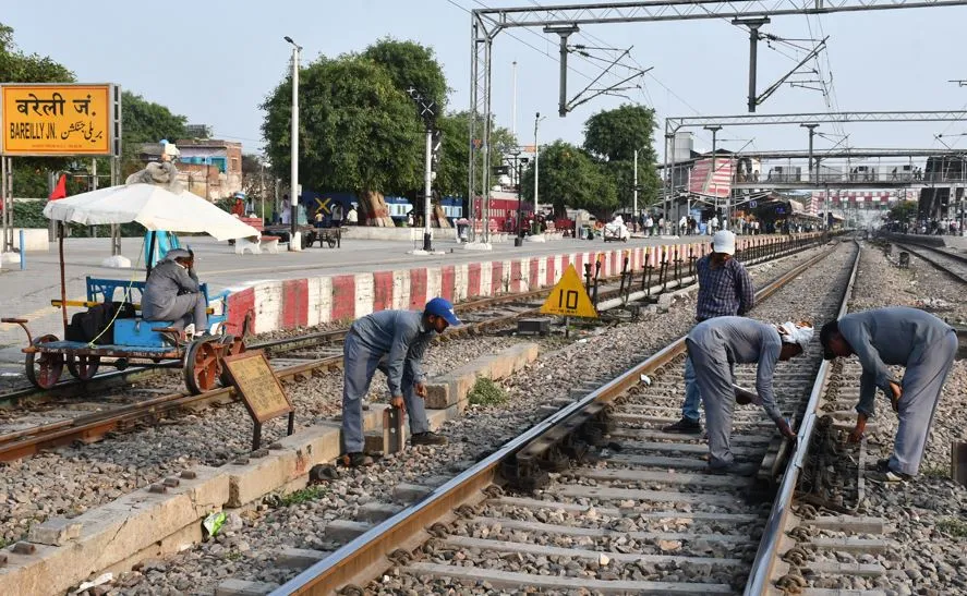 Bareilly News: रसुईया और पीतांबरपुर के बीच टूटा जननायक एक्सप्रेस का पेंटोग्राफ, रुकीं कई ट्रेनें 