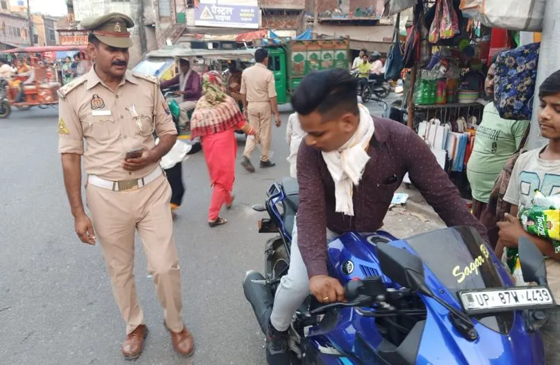 कासगंज: अभियान चलाकर सड़क किनारे से हटवाए गए वाहन, नियमों का उल्लंघन करने वाले 61 वाहनों के किए चालान