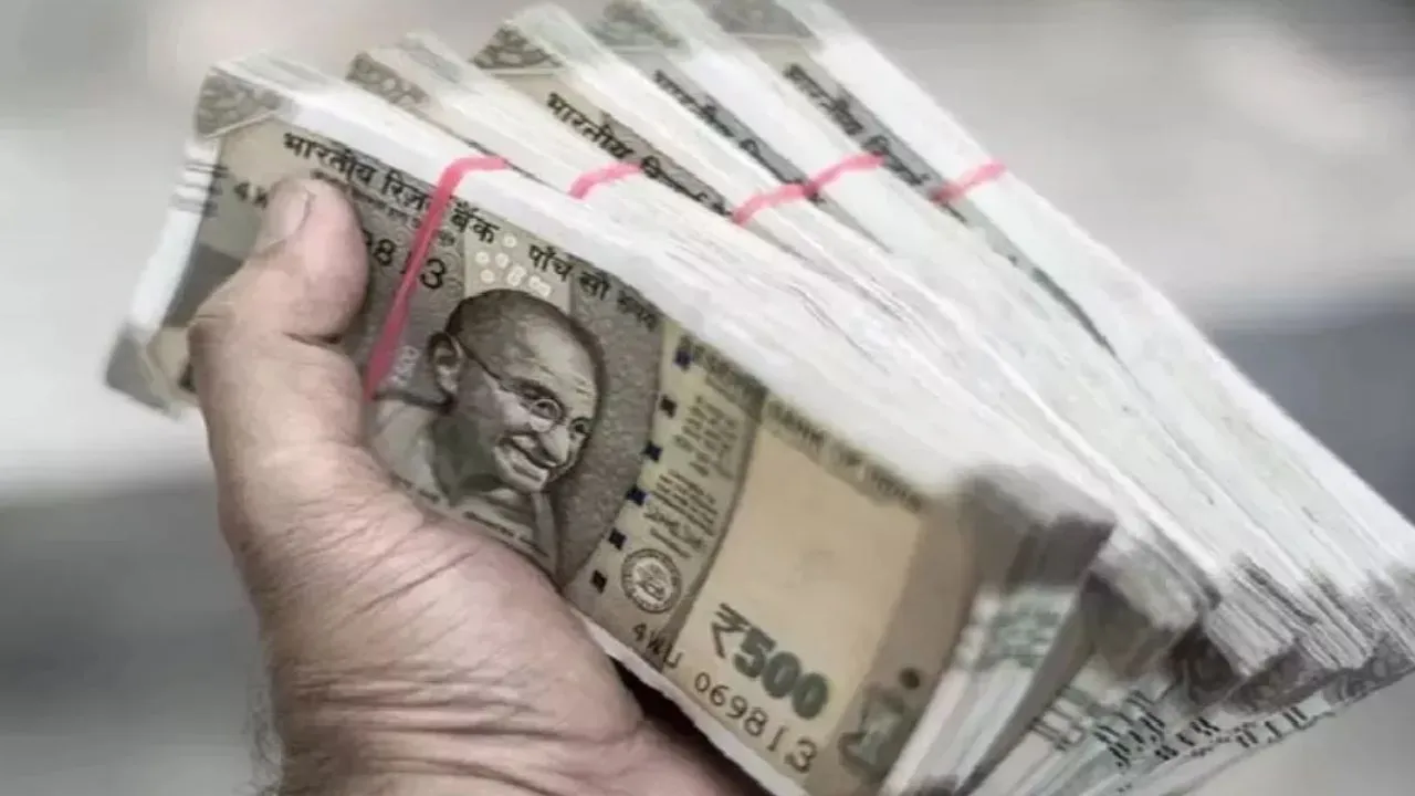 Etawah: वाहन चेकिंग अभियान में दो कारों से बरामद हुए पौने पांच लाख, जिला कोषागार में किए गए जमा