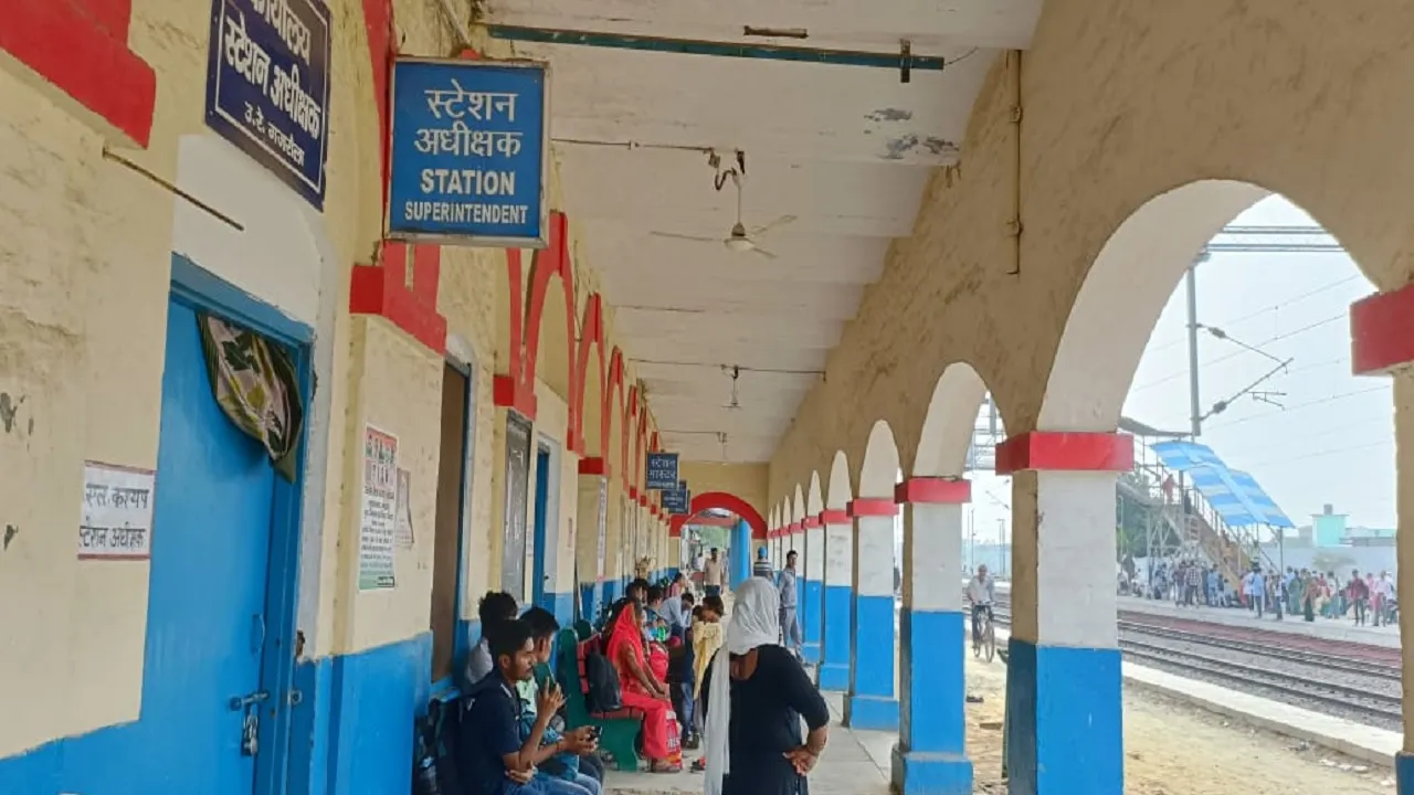 अमरोहा : बंद पड़े पंखे, न ही ठंडा पानी, रेलवे स्टेशनों पर दिक्कत झेल रहे यात्री