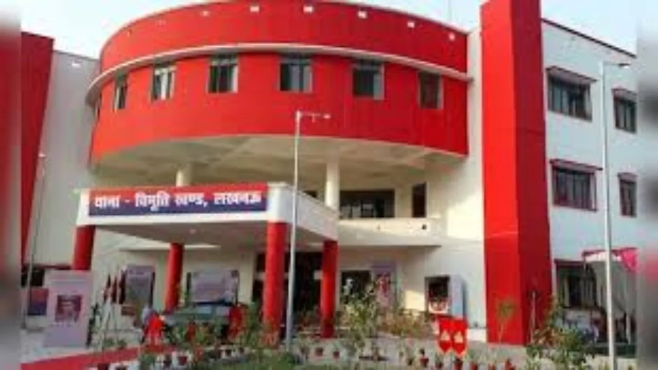  गाड़ी टकराने के विवाद में कार पर पथराव 