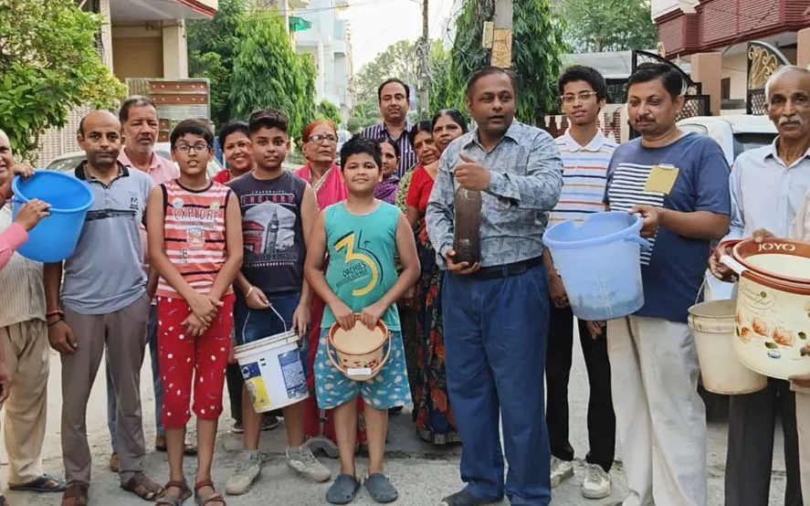 Bareilly News: गायत्री नगर और गांधीपुरम में गंदे पानी की सप्लाई पर विरोध, लोगों ने जेई पर फोन न उठाने का भी लगाया आरोप