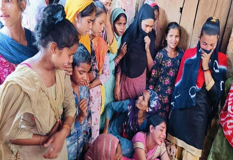 संभल : मिट्टी की ढांग में दबकर किशोरी की मौत, महिला समेत तीन घायल