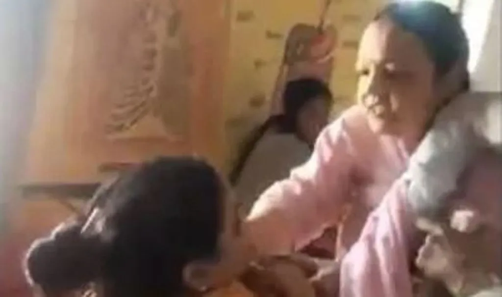 Agra News: स्कूल देर से आने पर प्रिंसिपल ने टीचर को पीटा, घटना का वीडियो सोशल मीडिया पर वायरल 