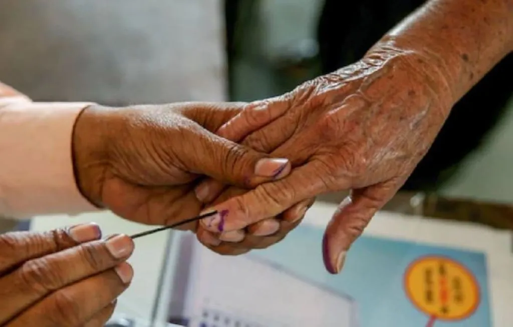 दिल्ली चुनाव: आज नामांकन का आखिरी दिन, अब तक 841 उम्मीदवारों ने भरा पर्चा