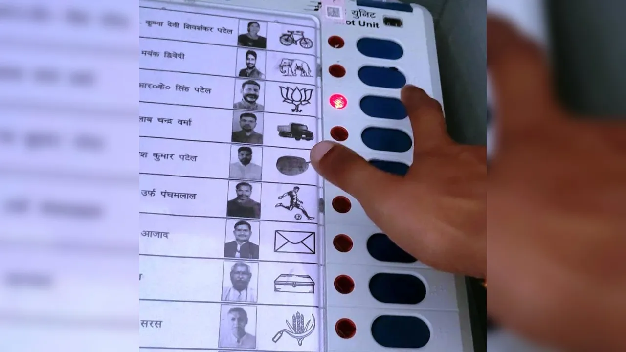 Lok Sabha Election 2024: बांदा में सुरक्षा का चक्रव्यूह तोड़ ईवीएम तक पहुंचे मोबाइल...मतदाताओं ने फोटो खींचकर की वायरल