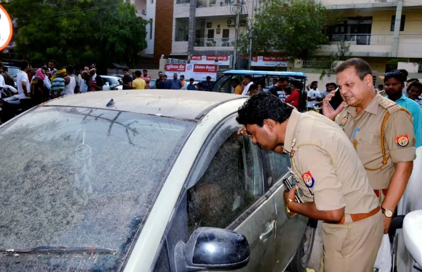 कानपुर: सेवानिवृत्त आयुधकर्मी की कार में मिला युवक का बदबूदार शव, इलाके में फैली सनसनी