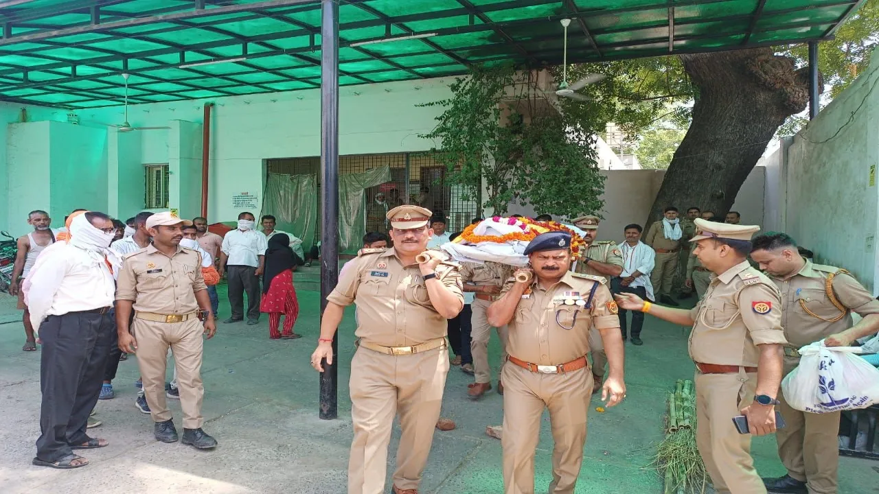 अन्त्येष्टि  : लाचारी में अपनों ने मुंह मोड़ा, पुलिस ने कराया अंतिम संस्कार