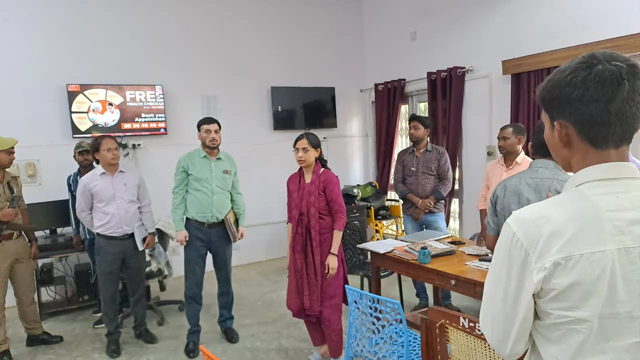 श्रावस्ती : जिला निर्वाचन अधिकारी ने मीडिया मॉनीटरिंग सेल व कन्ट्रोल रूम का किया  निरीक्षण