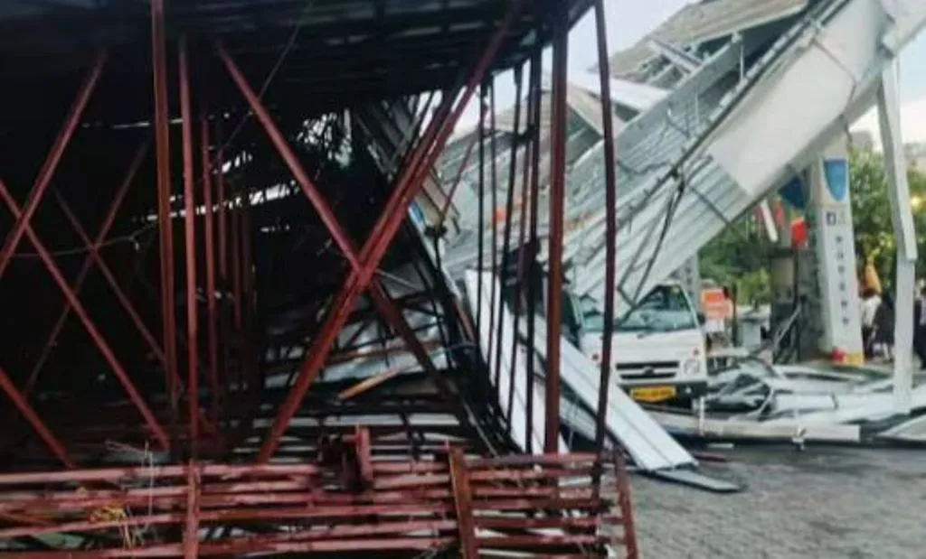 मुंबई होर्डिंग हादसा: मलबे में दिखे दो और लोगों के शव, बचाव अभियान जारी 