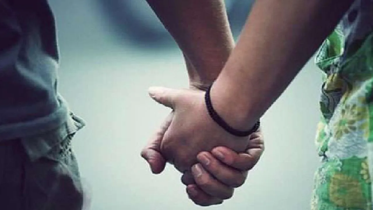 संभल: खाली मकान में पकड़ा गया प्रेमी जोड़ा, वीडियो हुआ वायरल