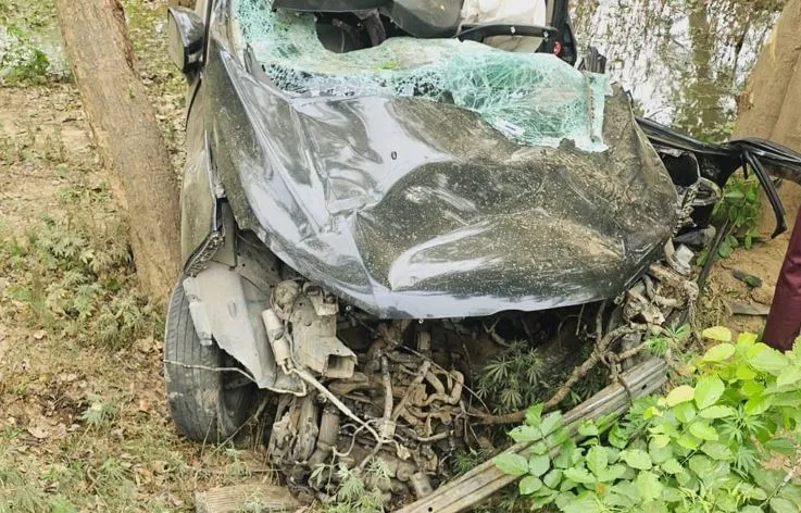 बदायूं: तेज रफ्तार कार अनियंत्रित होकर पेड़ से टकराई, चालक की मौत