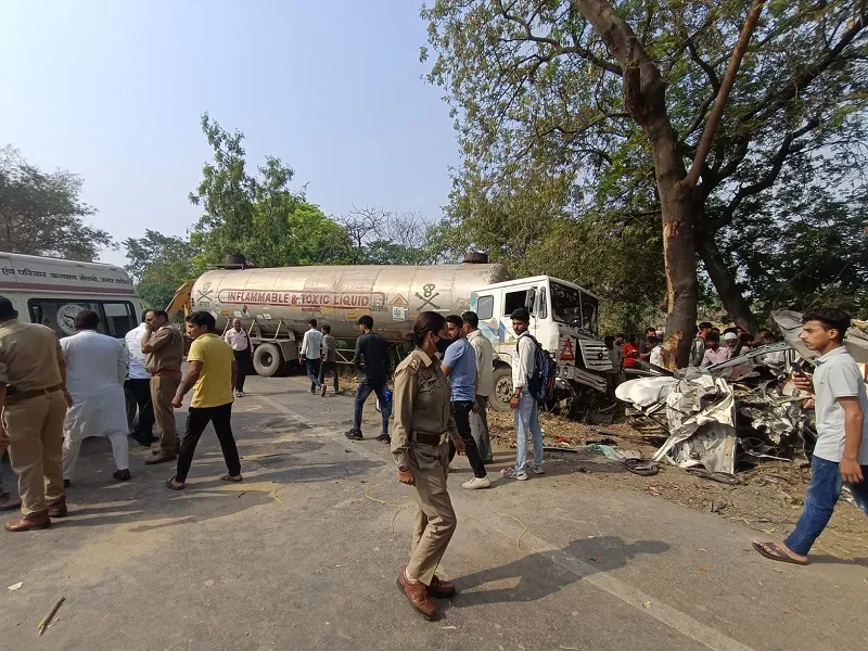मुरादाबाद में दर्दनाक सड़क हादसा : कार से बचाव में पेड़ से टकराया टैंकर, बैंक मैनेजर समेत तीन की मौत...वाहन काटकर निकाले शव