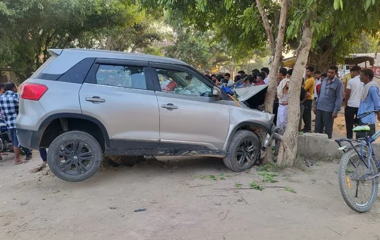 कासगंज: बाइक से टकराकर पेड़ में जा घुसी श्रद्धालुओं की कार, कई घायल 