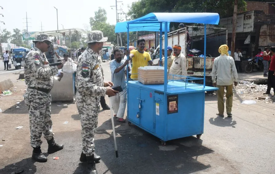 Bareilly News: नगर निगम की टीम ने सेटेलाइट पर हटाया अतिक्रमण, फिर सजीं दुकानें