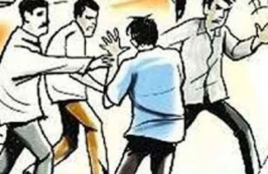 कासगंज: ग्राम समाज की भूमि को लेकर प्रधान और पूर्व प्रधान के पक्षों में संघर्ष, पथराव 