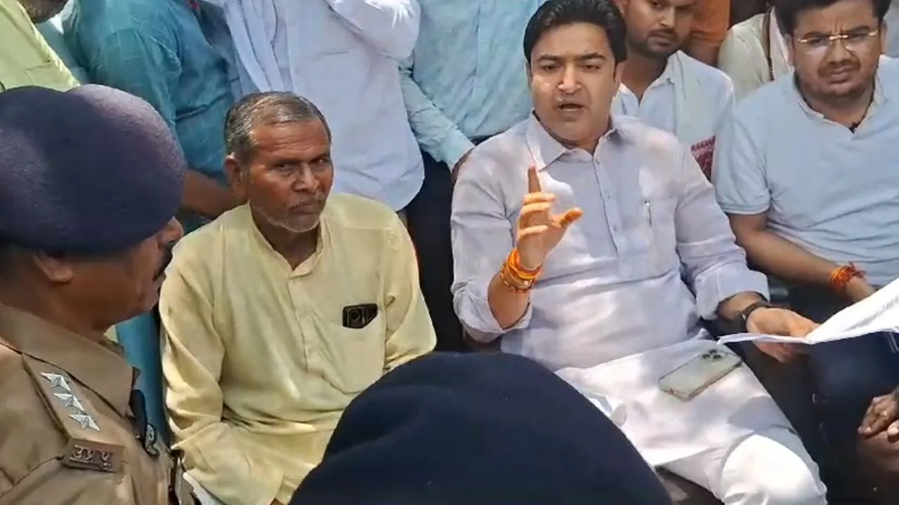 Kanpur: 'जाइए यहां से...आप हमको अकड़ न दिखाइए', सुसाइड मामले में BJP विधायक सांगा की पुलिस से नोकझोंक