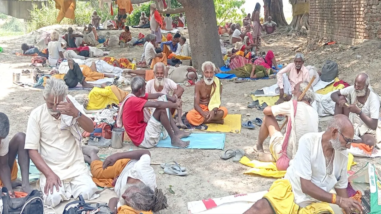 गोंडा : तुलसी जन्मभूमि मंदिर राजापुर में परिक्रमार्थियों ने डाला पड़ाव 