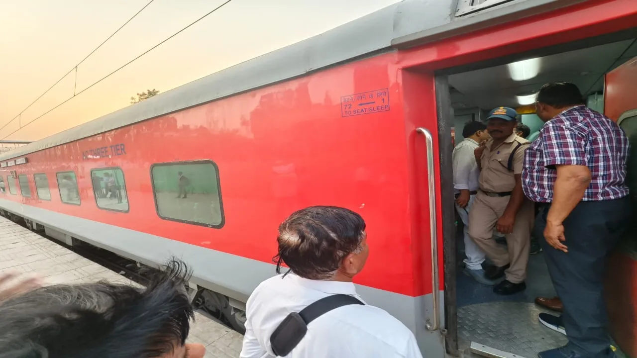 चित्रकूट : सारनाथ एक्सप्रेस में सांप की सूचना से मचा हड़ंकप