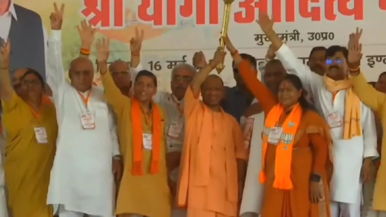 Fatehpur: विपक्ष पर जमकर बिफरे सीएम योगी, बोले- सपा ने युवाओं को पकड़ाया तमंचा, हमने टैबलेट, केजरीवाल को भी लिया आड़े हाथ