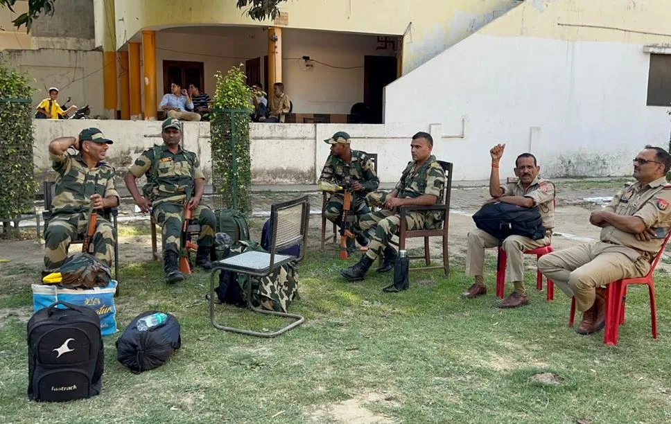 बरेली: लोकसभा चुनाव को लेकर पोलिंग बूथों पर तैनात हुई फोर्स, भीषण गर्मी में प्रशासन की ओर से नहीं की गई पानी की व्यवस्था 