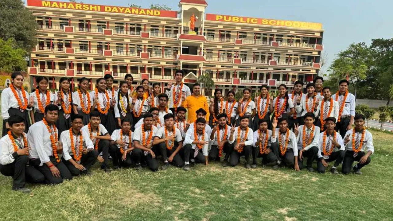 CBSE 10th 12th Result: मतदान दिवस पर परीक्षा परिणाम घोषित होने से परेशान रहे छात्र-छात्राएं, इन्होंने किया स्कूल में टॉप...