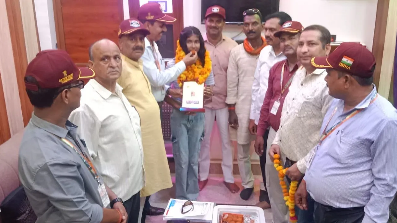 Fatehpur: पूर्व सैनिकों ने सीबीएसई परीक्षा में जिला टॉपर रहीं अंजली सिंह को किया सम्मानित, परिवारीजनों को दी बधाई