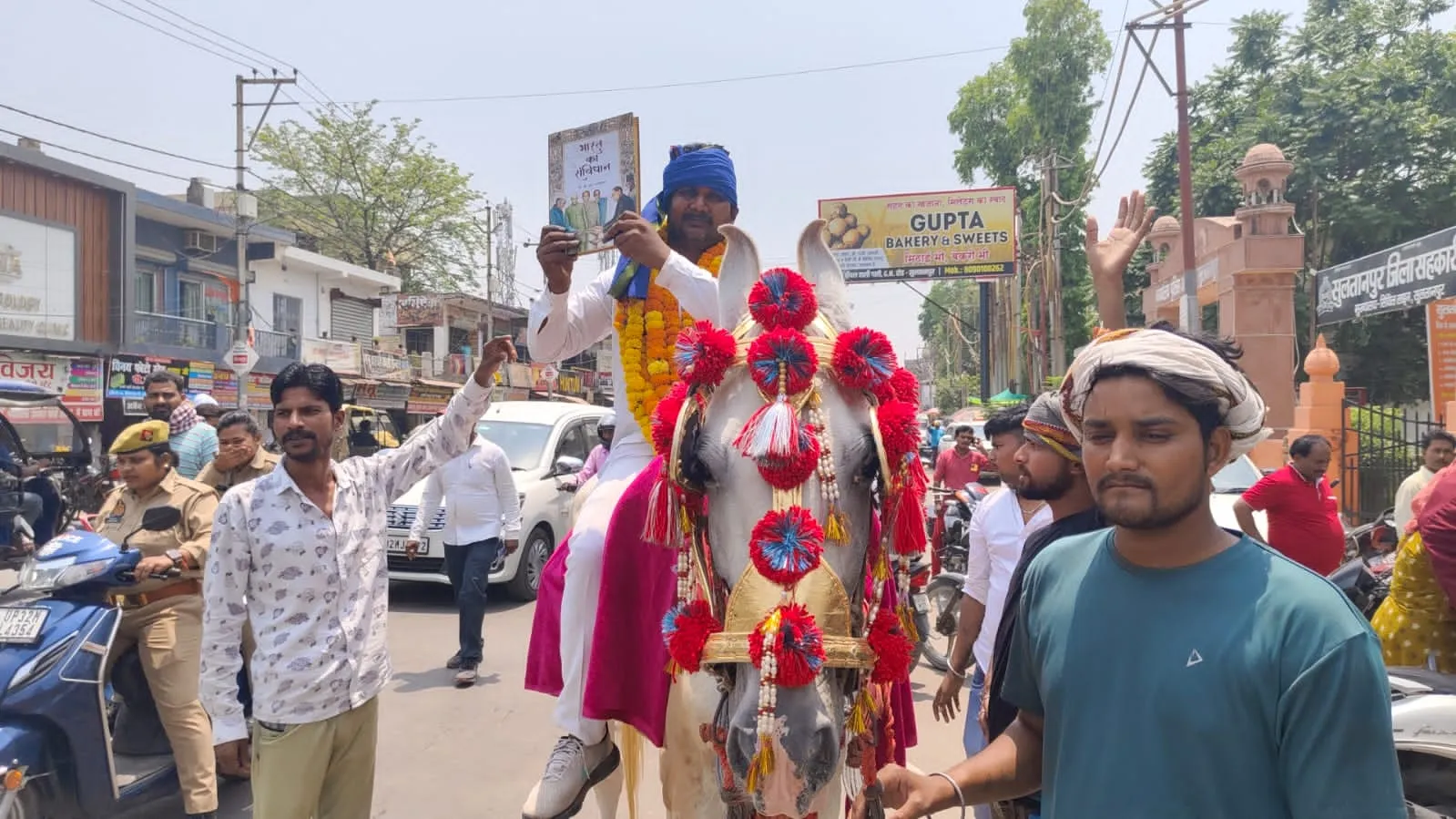 लोकसभा चुनाव : दुल्हे की तरह नामांकन को घोड़े से पहुंचे बब्लू 