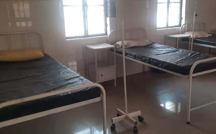 पीलीभीत: स्वास्थ्य सुविधाएं बदहाल...वार्ड ब्यॉय संभाल रहा खमरिया पंडरी का अस्पताल, 40 हजार की आबादी हो रही प्रभावित