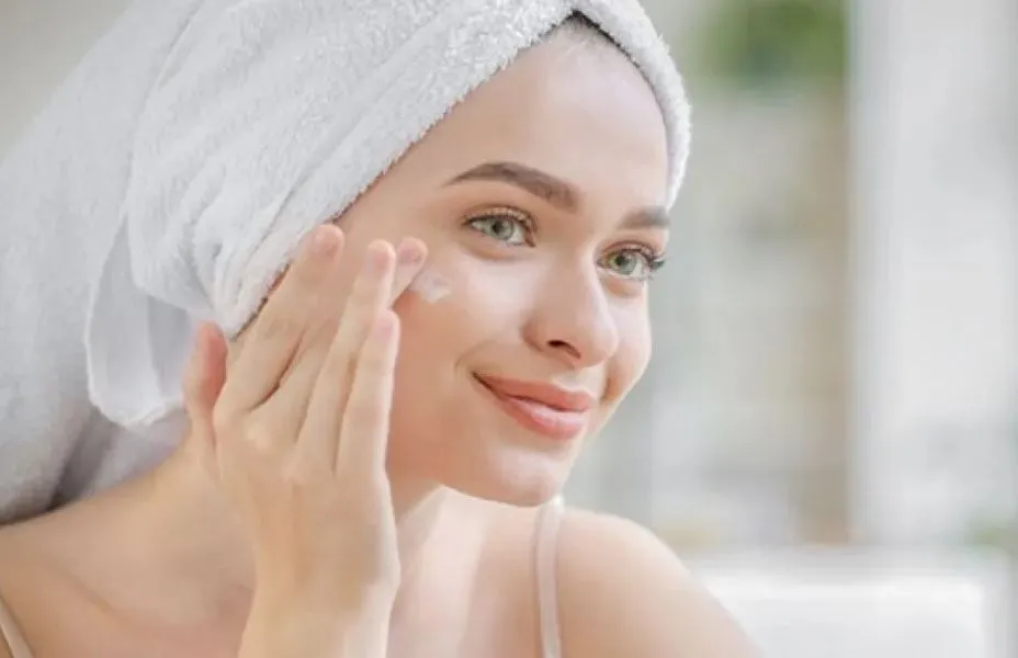 चिलचिलाती धूप में अपनी स्किन को सनबर्न से बचाएं, बस इन टिप्स को अपनाएं 