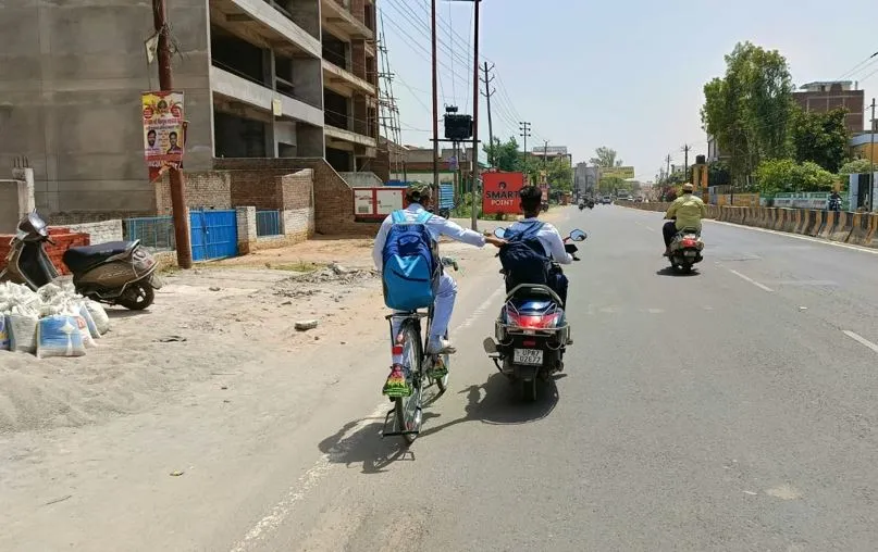 कासगंज: सड़क पर जय और वीरू बन रहे स्कूली बच्चे, तेज रफ्तार और स्टंट दिखाकर हादसे को दे रहे दावत 