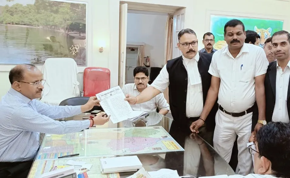 पीलीभीत: सपा जिलाध्यक्ष बदायूं के खिलाफ कार्रवाई को भरी हुंकार, अधिवक्ताओं ने डीएम को सौंपा ज्ञापन 