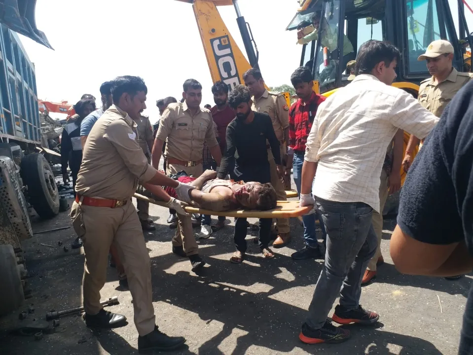 रफ्तार का कहर : कंटेनर ने पंक्चर बना रहे मैकेनिक, चालक व हेल्पर को रौंदा 