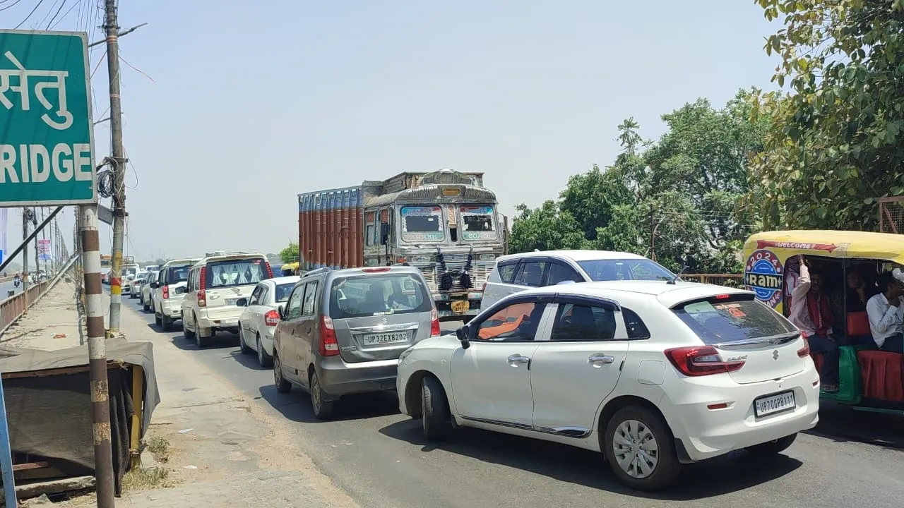 सड़क हादसे में बाइक सवार युवकों की मौत 