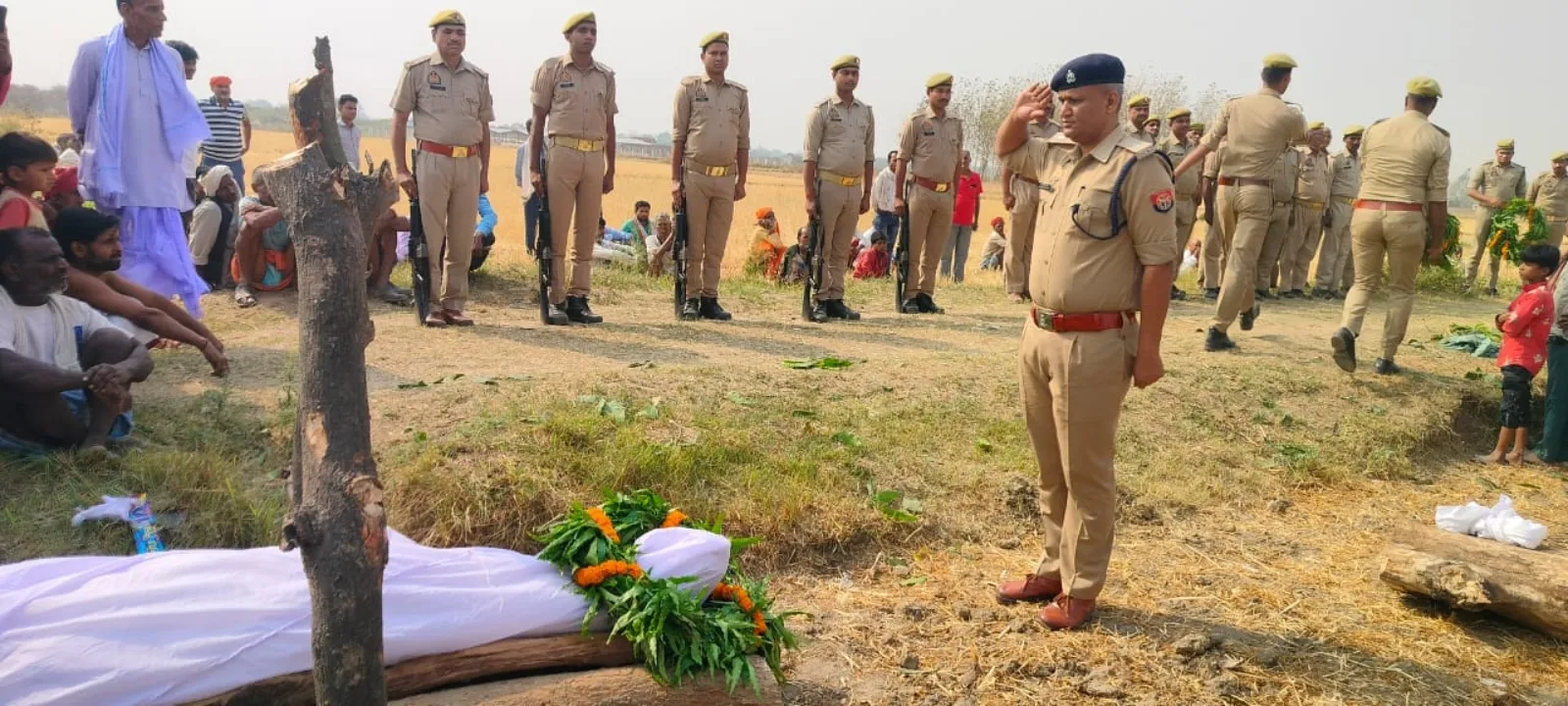 श्रावस्ती : राजकीय सम्मान से मृतक होमगार्ड की अंतिम विदाई 