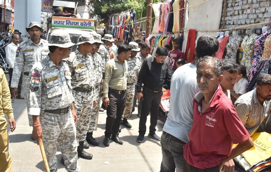 Bareilly News: इंदिरा मार्केट में अतिक्रमण हटाने पहुंची निगम की टीम से नोकझोंक, प्रभारी को घेरा