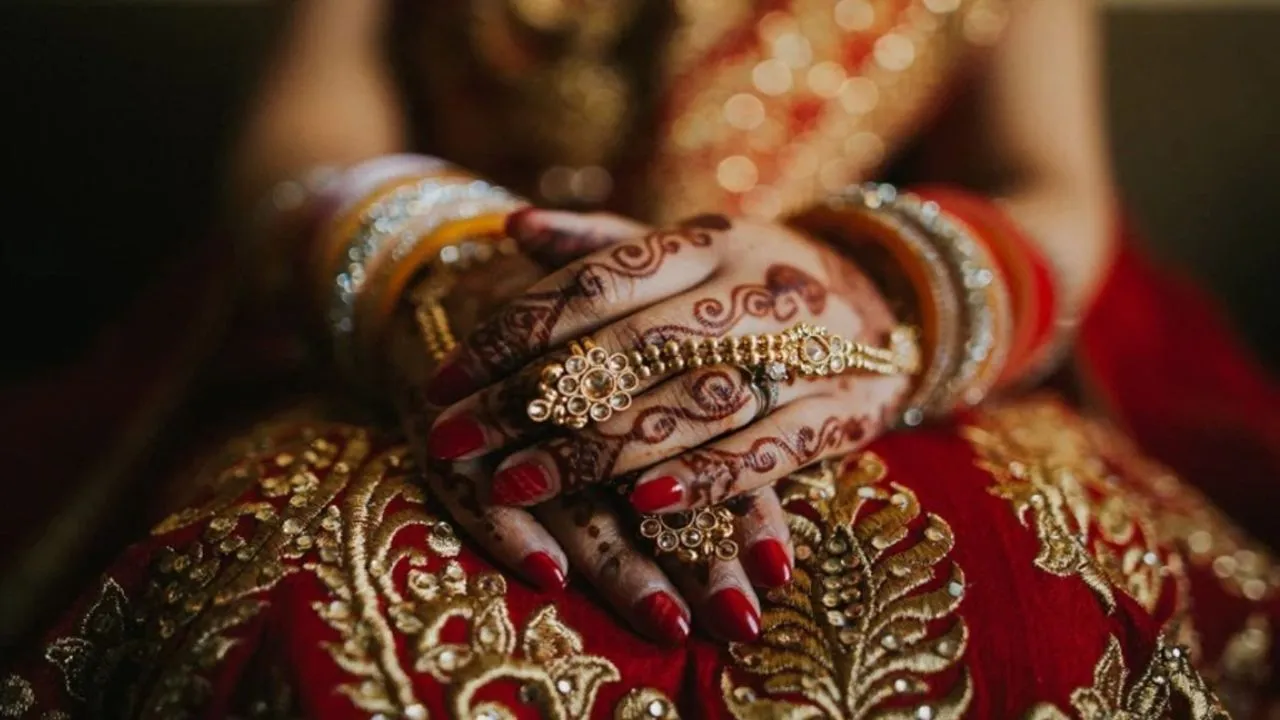 सुहाग की सेज पर दूल्हे का इंतज़ार कर रही थी दुल्हन, कमरे में पहुंचे पति के इस कांड पर मच गया बवंडर