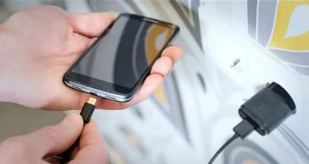 शाहजहांपुर: मोबाइल चार्जिंग में लगाते वक्त लगा महिला को करंट, अस्पताल में भर्ती