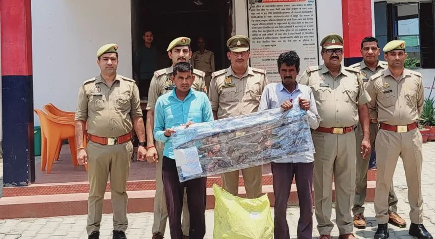 बदायूं: खेत में चला रहे थे फैक्ट्री, मुख्यमंत्री की सख्ती के डर से नहीं बिके असलाह