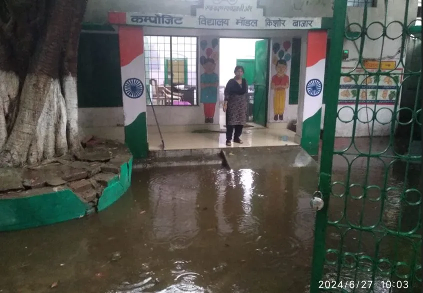 बरेली: बारिश में स्कूल बने तालाब, गेट से ही लौटे बच्चे...इंतजाम पूरे करने के अफसरों दावे हुए धड़ाम