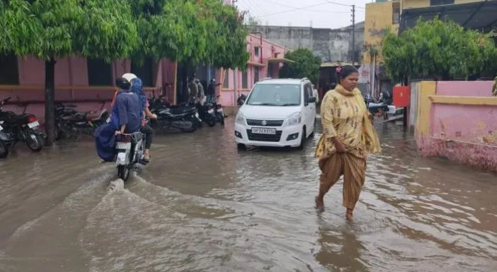 बरेली: सुबह ही झमाझम बारिश, परिसर में जलभराव, जिला अस्पताल हुआ जलमग्न