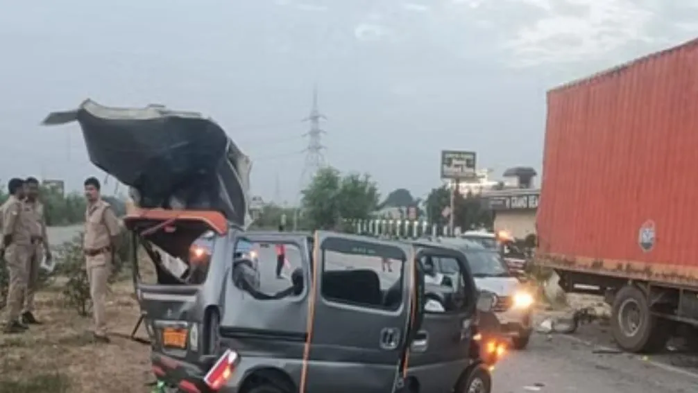 मेरठ-बुलंदशहर राष्ट्रीय राजमार्ग पर ट्रक में घुसी ईको कार, तीन लोगों की मौत