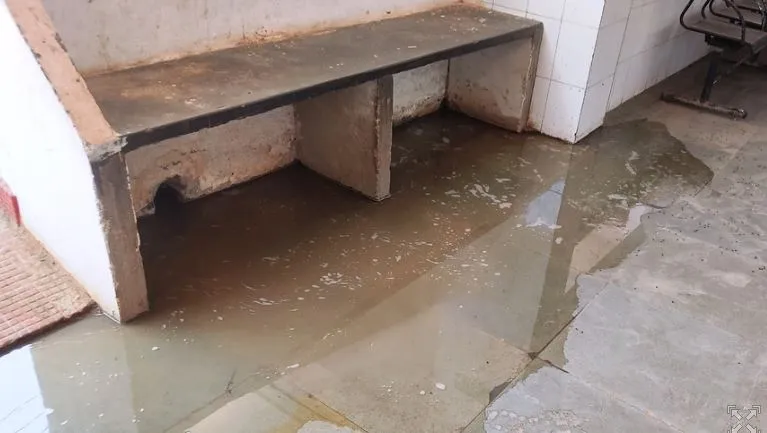 बरेली: बच्चा वार्ड के बाहर भरा गंदा पानी, संक्रमण का खतरा