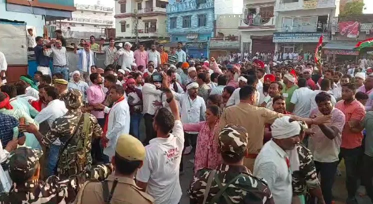 लखीमपुर-खीरी: सपा समर्थकों और पुलिस के बीच झड़प, बोतलें-जूते और चप्पल फेंके, पुलिस ने लाठी फटकार खदेड़ी भीड़ 
