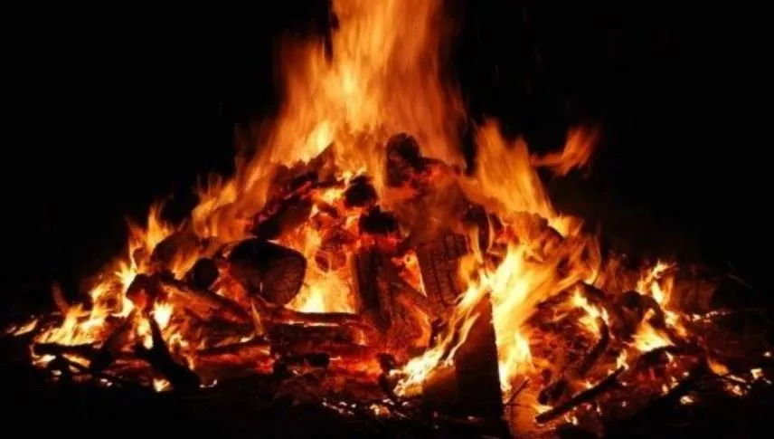 बदायूं: युवक की मौत...पुलिस ने चिता से उठाया जलता हुआ शव, जानिए वजह