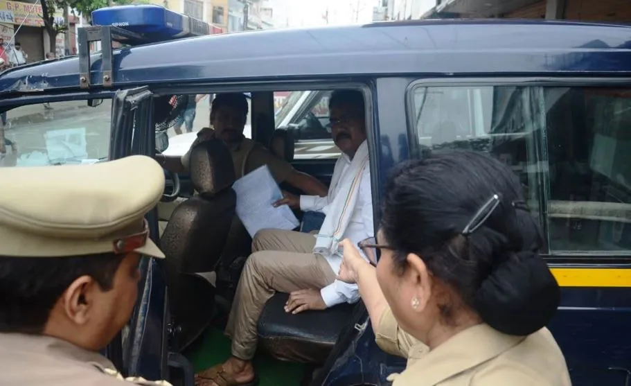 बरेली गैंगवार: होटल-कोठी पर ध्वस्तीकरण की कार्रवाई देखी तो राणा हुआ प्रकट, मौके पर पहुंचकर किया आत्मसमर्पण