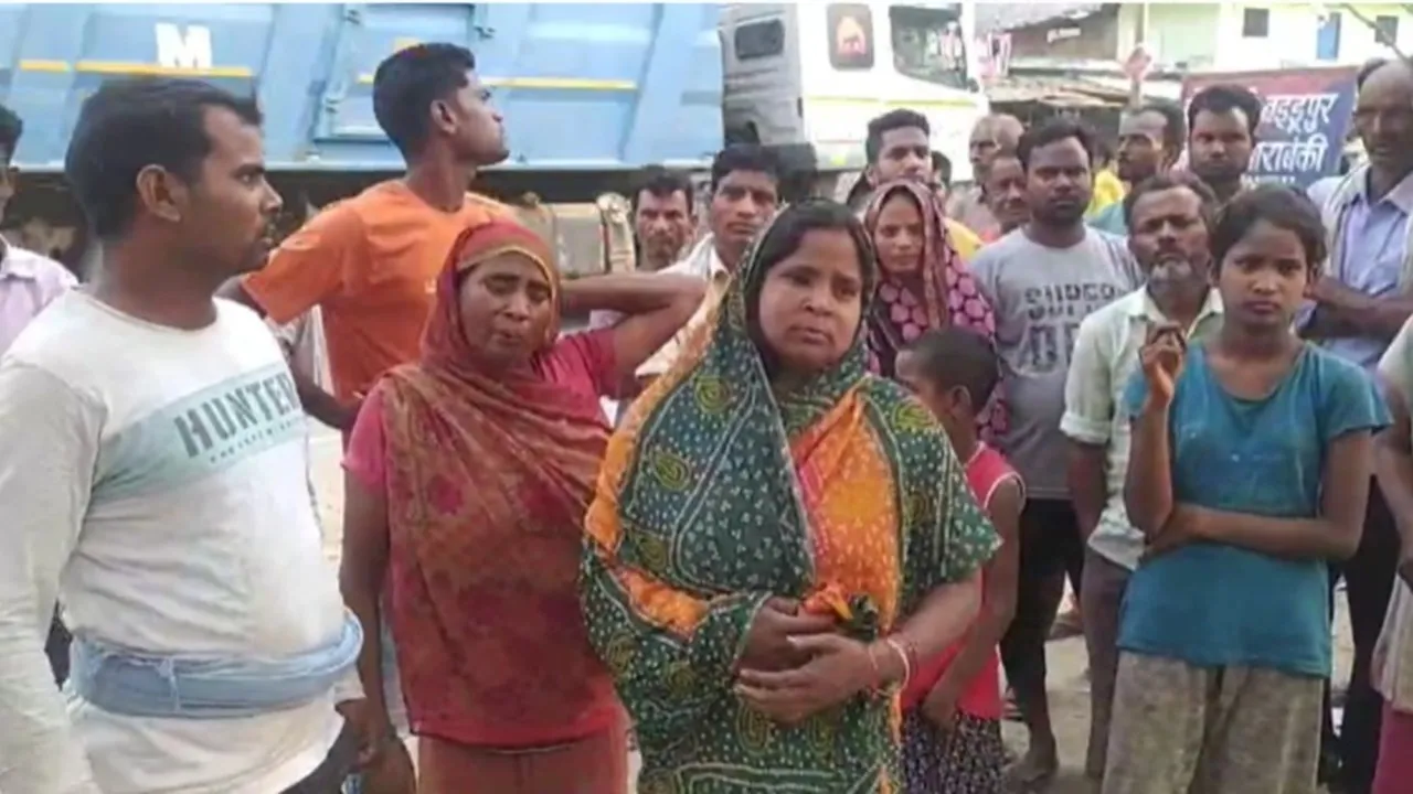 बाराबंकी: संदिग्ध परिस्थितियों में लटकता मिला भट्ठा मजदूर का शव, पत्नी ने लगाया मारकर लटकाने का आरोप