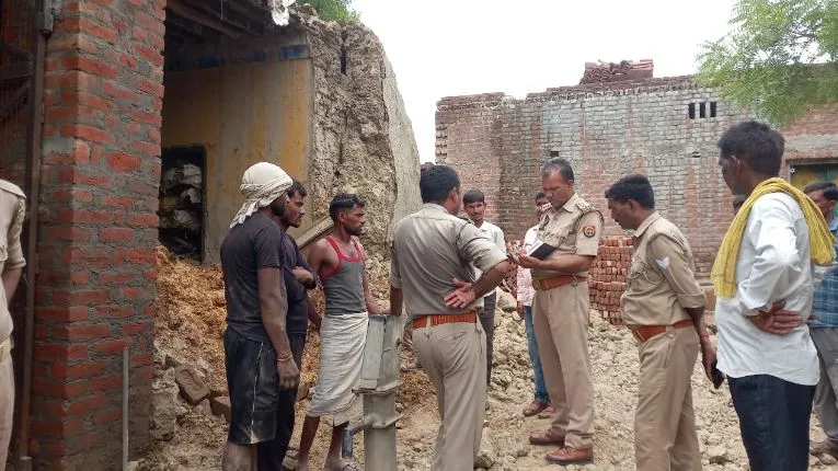 बदायूं: हैंडपंप पर पानी भरने के दौरान गिरी दीवार, बच्ची की मौत, एक घायल